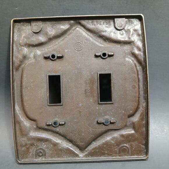 1 Vtg Amerock Monterey Two-Toggle Light Switch Plate Antique Hammered Brass Look - Picture 2 of 5
